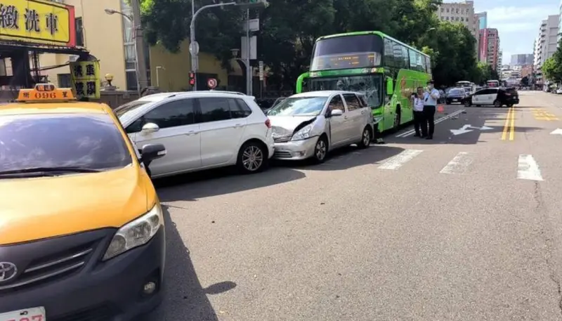 ▲27日下午，台中民權路發生連環車禍事故，一台統聯客運與3台小客車碰撞，其中80多歲的老翁受傷送醫。（圖／翻攝畫面）