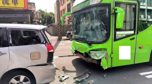 ▲27日下午，台中民權路發生連環車禍事故，一台統聯客運與3台小客車碰撞，其中80多歲的老翁受傷送醫。（圖／翻攝畫面）