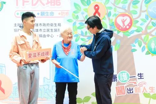▲市長陳其邁與長者及青少年代表互動,點亮健康樹,象徵「點亮健康,活力高雄」,打造幸福健康城市。(圖/高市府衛生局提供) ▲市長陳其邁與長者及青少年代表互動,點亮健康樹,象徵「點亮健康,活力高雄」,打造幸福健康城市。(圖/高市府衛生局提供)