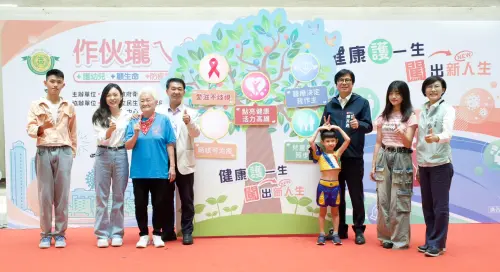 ▲市長陳其邁現身活動現場,與幼兒、青年及長輩們一起點亮「健康樹」,展現市府致力於守護市民健康的決心,邀請市民一起顧健康。(圖/高市府衛生局提供) ▲市長陳其邁現身活動現場,與幼兒、青年及長輩們一起點亮「健康樹」,展現市府致力於守護市民健康的決心,邀請市民一起顧健康。(圖/高市府衛生局提供)