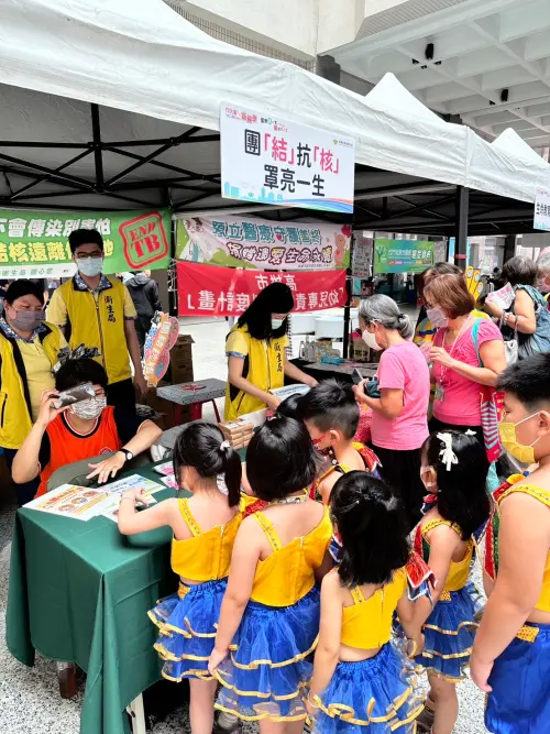 ▲民眾參加現場趣味闖關遊戲,透過寓教於樂方式,提升市民朋友健康意識。(圖/高市府衛生局提供) ▲民眾參加現場趣味闖關遊戲,透過寓教於樂方式,提升市民朋友健康意識。(圖/高市府衛生局提供)