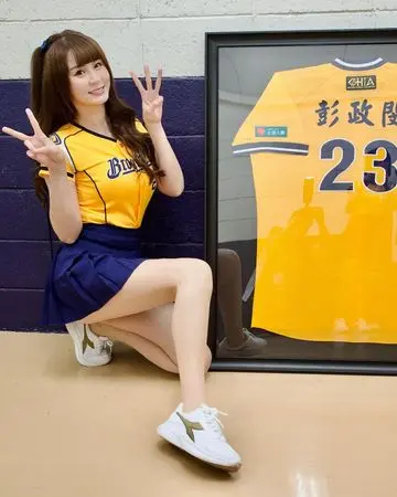 ▲短今因為偶像是彭政閔,特地選了和他一樣的23號背號。(圖/短今 IG) ▲短今因為偶像是彭政閔,特地選了和他一樣的23號背號。(圖/短今 IG)