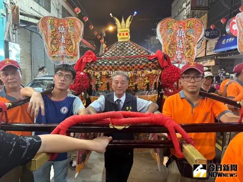 台中豐原鎮清宮回祖廟謁祖進香 千名信眾徒步隨行 ▲台中豐原鎮清宮媽祖鑾轎傍晚進到大甲市區,由主委楊紹森扶鑾。(圖/記者金武鳳攝,2024.9.27)