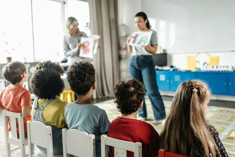 ▲全國幼教產業工會表示，教保員往往要在行政業務、教學工作蠟燭兩頭燒。（示意圖／Pixabay）