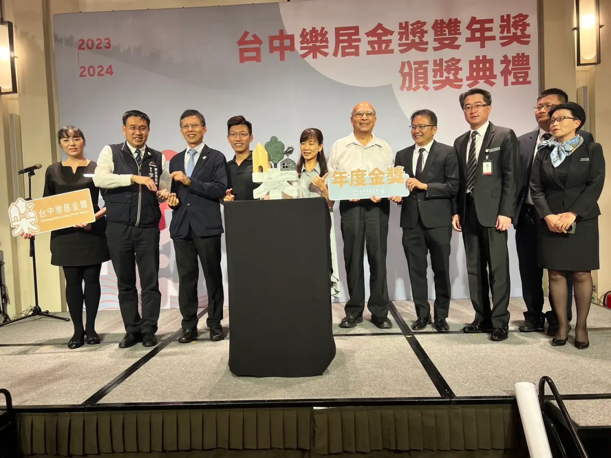 ▲台中樂居金獎雙年獎27日舉辦頒獎典禮，由惠宇清寬社區獲年度金獎。（圖／台中都發局提供）