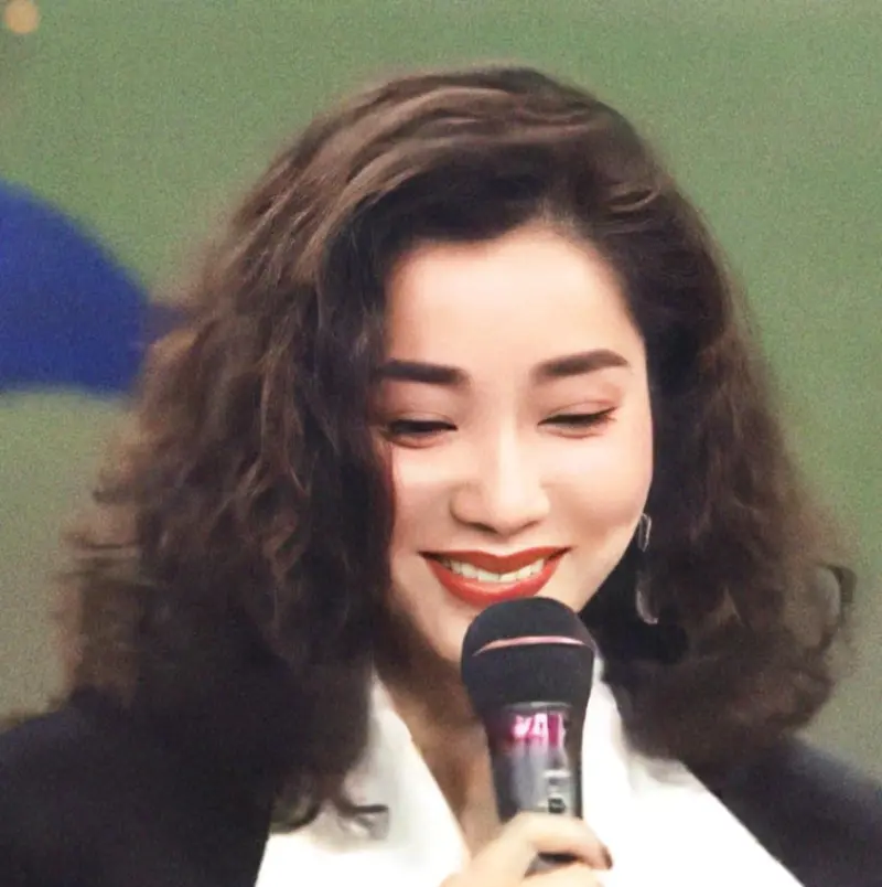 ▲陳美鳳年輕時的妝造美艷動人,大紅色口紅看起來性感撫媚。(圖/陳美鳳臉書)