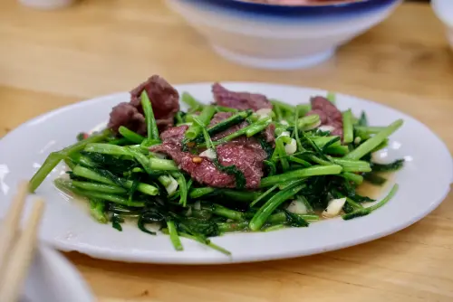 ▲現炒的空心菜牛肉，噴香下飯。（圖／記者葉盛耀攝）