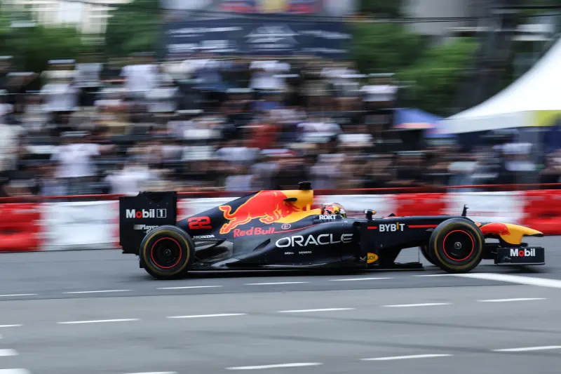 ▲台灣史上首次F1賽車Red Bull Showrun，角田裕毅駕駛RB8在台中市政路上展現飆速風采，V8引擎聲浪震撼全場，觀眾情緒隨引擎聲浪達到最高點。（圖／記者陳明安攝）