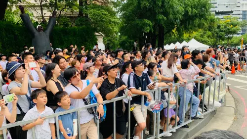 ▲台中市第一次有封街賽車表演，觀眾站在市政路兩旁，一起情緒沸騰。（圖／記者顏幸如攝，2024.09.28）