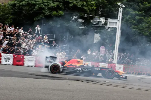 ▲日本F1車手角田裕毅駕駛2012年冠軍賽車RB8，在台中Red Bull Showrun活動中狂飆，表演甜甜圈燒胎，V8引擎聲浪響徹全場。活動尾聲，RB8引擎一度起火，所幸工作人員及時撲滅，讓活動順利落幕。（圖／記者陳明安攝）