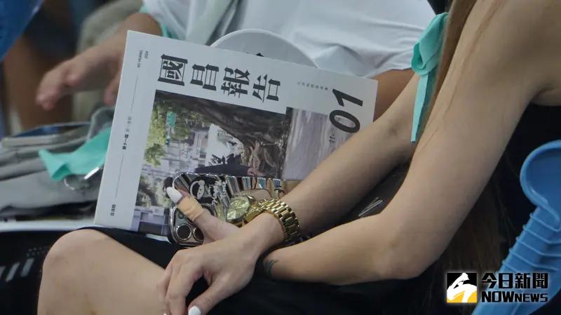 ▲民眾黨立委黃國昌服務處出版「國昌報告」，供支持者索取。（圖／記者呂炯昌攝，2024.09.28）