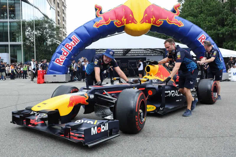 ▲台灣史上首次F1賽車Red Bull Showrun，角田裕毅駕駛RB8在台中市政路上展現飆速風采，V8引擎聲浪震撼全場，觀眾情緒隨引擎聲浪達到最高點。（圖／記者陳明安攝）