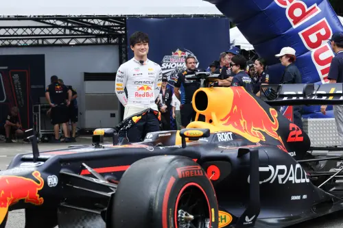 ▲台灣史上首次F1賽車Red Bull Showrun，角田裕毅駕駛RB8在台中市政路上展現飆速風采，V8引擎聲浪震撼全場，觀眾情緒隨引擎聲浪達到最高點。（圖／記者陳明安攝）