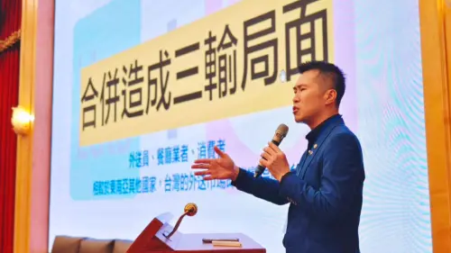 ▲第一場專題演講「數位平台的反壟斷挑戰與因應」，由高雄大學資管系主任楊書成主持。（圖／記者陳美嘉翻攝）