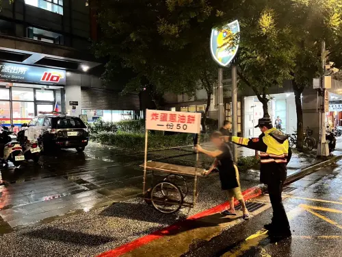 西門町炸彈蔥油餅攤車起火！路過民眾嚇呆　員警急搬滅火器撲滅
