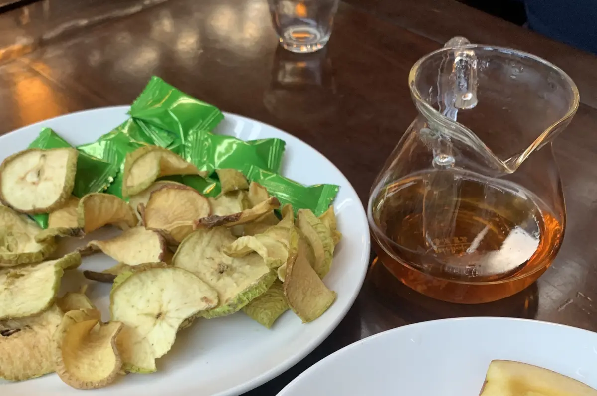 ▲武陵農場自製的蘋果脆片、金萱茶糖，是熟客必買的兩大伴手禮。（圖／記者顏幸如攝，2024.09.29）