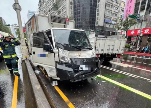 北市忠孝東路4車追撞！貨車駕駛疑恍神暴衝　撞方向盤滿臉血送醫
