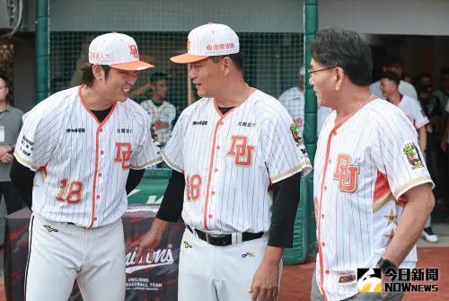 ▲潘威倫（中）引退儀式在台南棒球場，賽前邀請獅隊一代強投謝長亨（右）和現役投手古林睿煬（左）一起合照，象徵強投的世代傳承。（圖／記者葉政勳攝 , 2024.09.29）