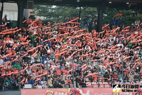  ▲潘威倫引退儀式在台南棒球場，賽前開球儀式邀請他的女兒和媽媽一起開球。（圖／記者葉政勳攝 , 2024.09.29）