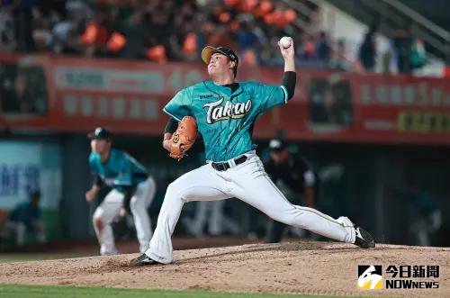 ▲台鋼雄鷹左投黃群本季表現亮眼，出賽21場，防禦率2.25、WHIP 1.20皆名列牛棚前茅，加上全隊最佳的2成05被打擊率，是代班守護神的熱門人選。（圖／記者葉政勳攝 , 2024.09.29）