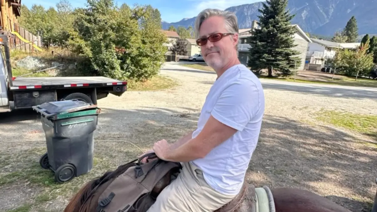 ▲夏克立（如圖）與黃嘉千的離婚官司終於落幕，近期他已經返回加拿大，轉職成私人導遊，近日更突然出現在溫哥華亞裔電影節，並合影已故藝人高以翔的哥哥高宇橋。（圖／IG xiakeli）