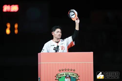  ▲潘威倫先以台語發表引退宣言，並且在結尾喊出，「我的個人引退是老兵不死，只有凋零。」（圖／記者葉政勳攝 ,資料照）