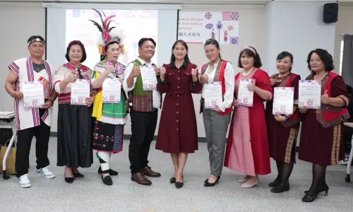 首屆原民語司儀培訓台中場落幕 古馨妤師徒制績優奪冠 ▲原住民族語言司儀人才培力,臺中場培訓課程圓滿完成並頒發結業證書。(圖/原語會提供)