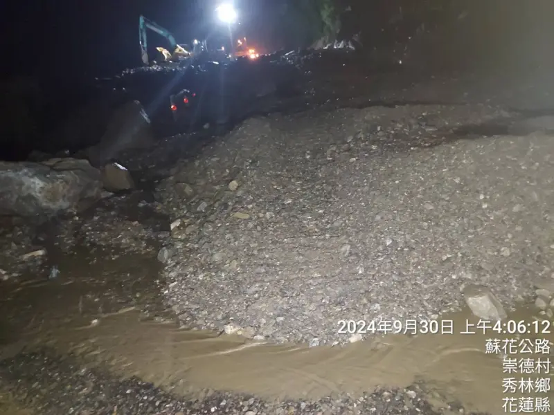 ▲蘇花路廊崇德路段邊坡發生土石流，坍流到路面，公路局已於清晨搶通。（圖／公路局提供）