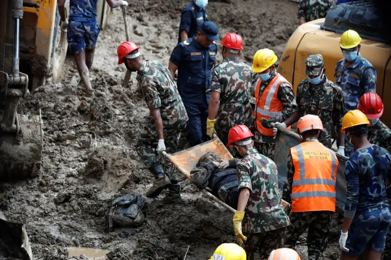 ▲尼泊爾近日暴雨成災，釀成嚴重傷亡，尼泊爾政府的消極、救難隊配備裝備落後也成了外界詬病之處。（圖／美聯社／達志影像）