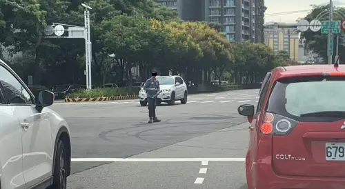 獨／F1賽車後遺症！腦熱車迷搏命衝市政路快車道　只為與燒胎同框
