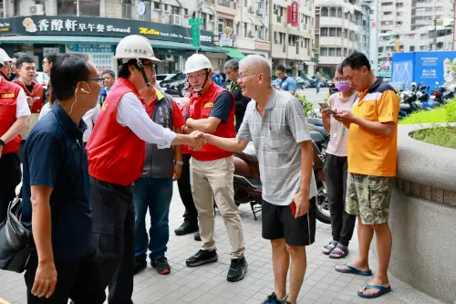 ▲陳其邁今天一早即先後前往本和里滯洪池、三民區大樓等地視察，並提醒民眾山陀兒颱風大概在12點左右高雄就會進入陸警的警戒區域。（圖／高市府提供）