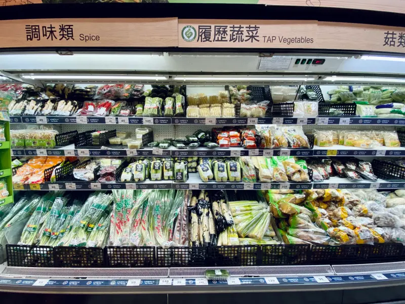 ▲家樂福生鮮蔬果持續保持供應，備足五倍貨量，主要包含葉菜、蔬果類。（圖／記者蕭涵云攝）