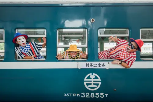 ▲2024屏東鐵道文化祭「藍皮列車」結合藝文表演。（圖／屏東縣府提供）