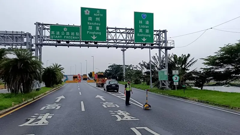 ▲因應山陀兒颱風，國道三號林邊交流道至大鵬灣環灣道路北上路段的高架橋開放停。（圖／東港警分局提供）