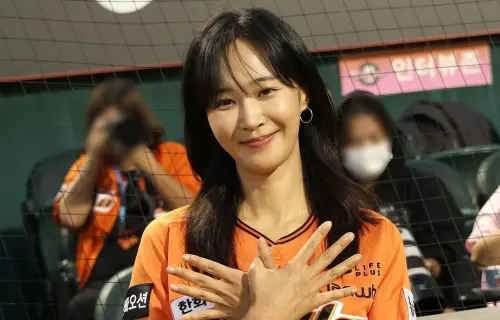 ▲李珠珢休養中，「少女時代」的成員俞利（Yuri）上應援台幫「韓華鷹」、「起亞虎」加油，行為太瘋狂被經紀人拖走。（圖／俞利IG）