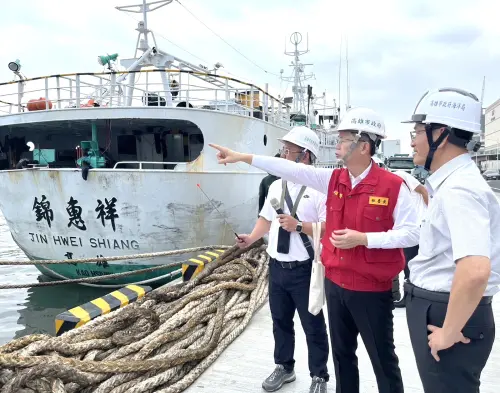 山陀兒颱風構成威脅！高市府秘書長郭添貴視察前鎮漁港防颱情形
