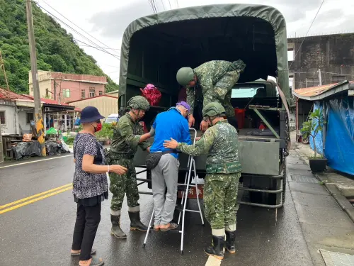 ▲四支部派遣兵力協助山區居民預防性撤離。（圖／第四作戰區提供）