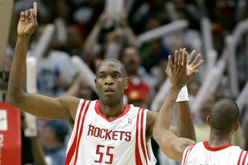 ▲NBA傳奇球星「木桶伯」Dikembe Mutombo因腦癌過世,享年58歲。其經典的「搖手指」動作更是成為籃球史上最著名的「垃圾話」動作之一。(圖/美聯社/達志影像)