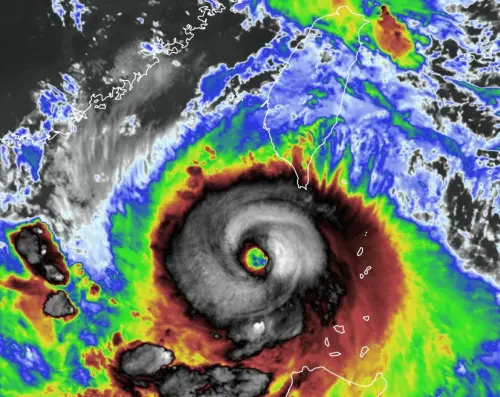 山陀兒變肥大強颱！90度轉彎撞進台灣　最新路徑、風雨時程一次看
