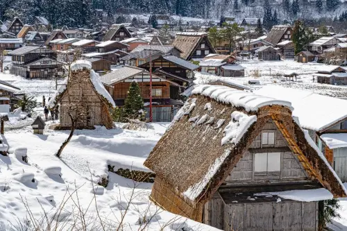 ▲東南旅遊10月8日將推出線上旅展，優惠行程包含「日本北陸」搭乘星宇航空，入住五星飯店，造訪雪白童話合掌村，特惠3萬4900元起。（圖／東南旅遊提供）