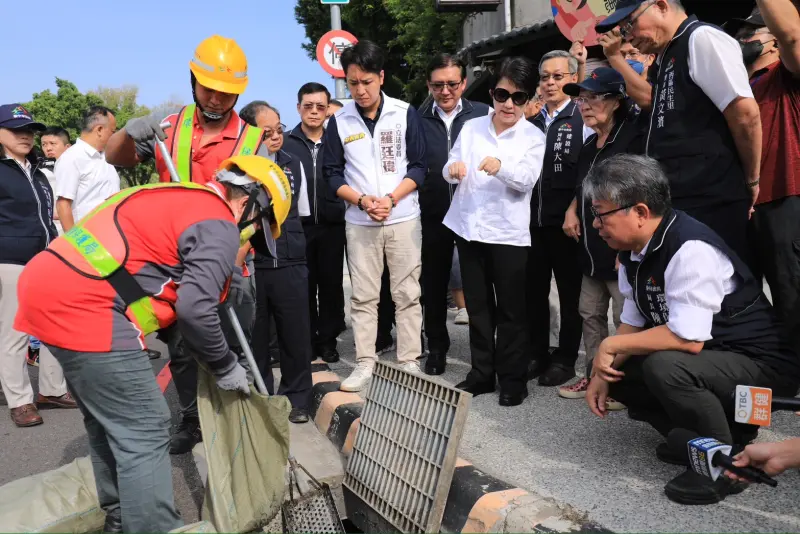 ▲台中市長盧秀燕今早視察颱風前加強清溝等整備工作。（圖／台中市政府提供，2024.10.01）