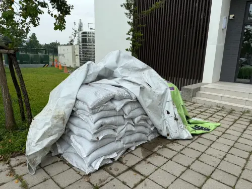 樺加沙颱風超強！把握假日防颱衝刺：窗戶貼法、沙包正確堆法速懂
