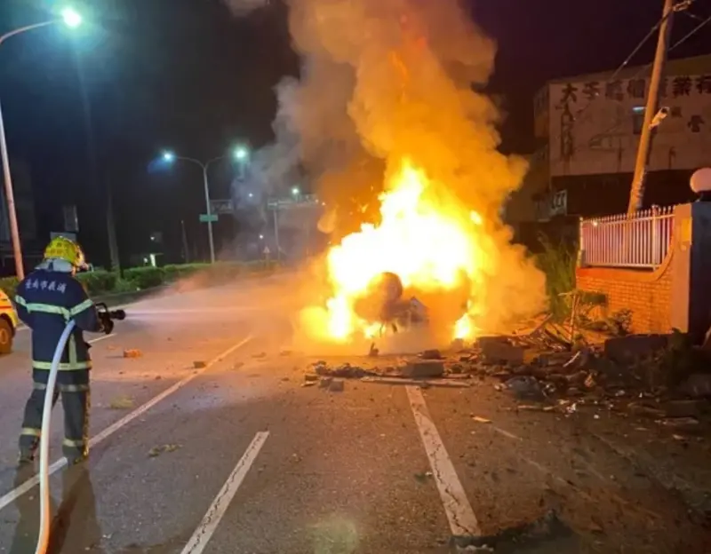 ▲1日凌晨，台南一台賓士車疑失控自撞民宅鐵門翻覆，隨後起火燃燒，警消撲滅火勢後，於駕駛座發現45歲林姓男子已成焦屍。（圖／翻攝畫面）