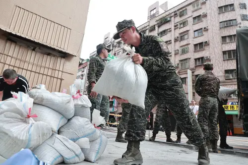 ▲防汛期，民眾可至區公所免費領取沙包，不過各縣市設有領用上限，要注意。圖為國軍官兵協助整備防汛沙包資料照。（圖／NOWNEWS資料照）