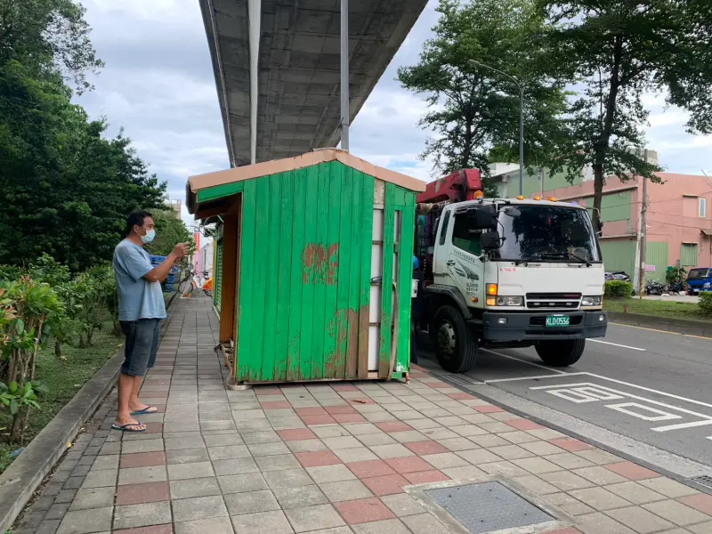 ▲強颱「山陀兒」侵台，北市議員陳怡君爆雜物堆置水門旁人行道。（圖／陳怡君辦公室提供）