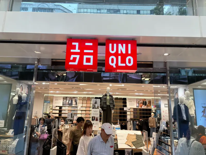 ▲日系服飾品牌「UNIQLO」因為平價，在台灣平價成衣市場深受小資族喜愛。（圖/記者張嘉哲攝）