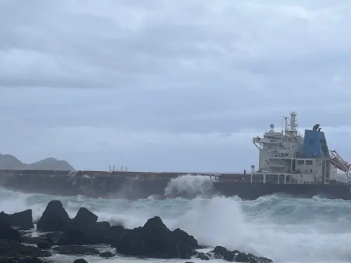 影／礦砂船機艙進水傾斜！我國海空接力馳援　19名外籍船員全獲救
