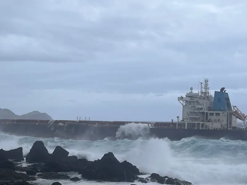 ▲巴貝多籍貨輪礦砂船「BLUE LAGOON」在臺東機場東南58浬船身機艙進水傾斜，船上19外籍船員請求救援。（圖／海巡署）