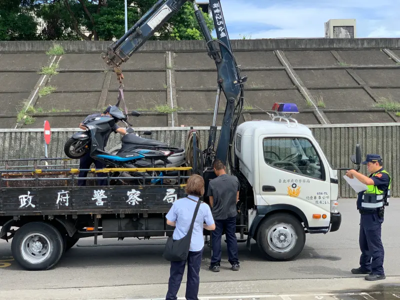 ▲北交通大隊執行堤外滯停車輛的拖吊作業。(圖/北市府提供)