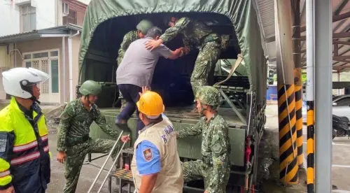 ▲四支部偕後備軍人輔導中心幹部，協助茂林區萬山里民預警性撤離，確保民眾生命財產安全。（圖／第四作戰區提供）